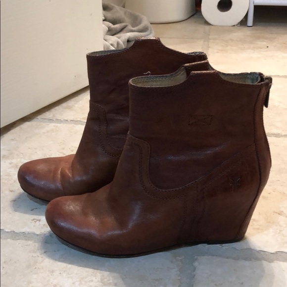 frye carson wedge